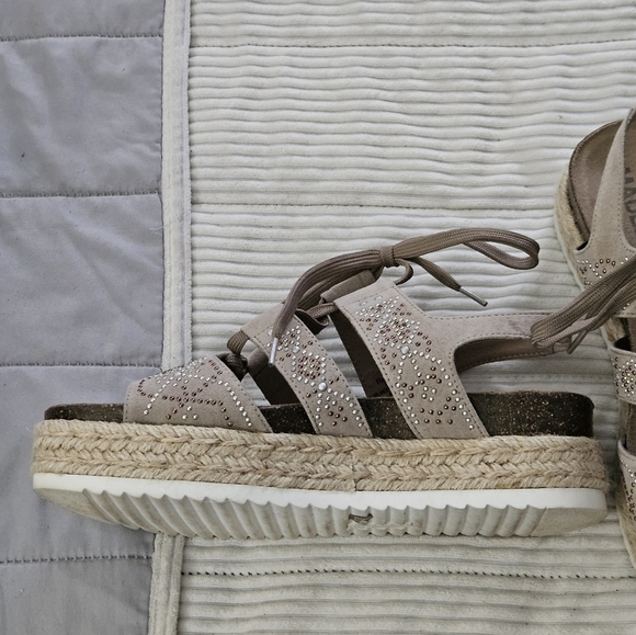 Madeline Girl Women's Beige Sandals with Rhinestone Detailing Size 8.5 - Picture 4 of 10